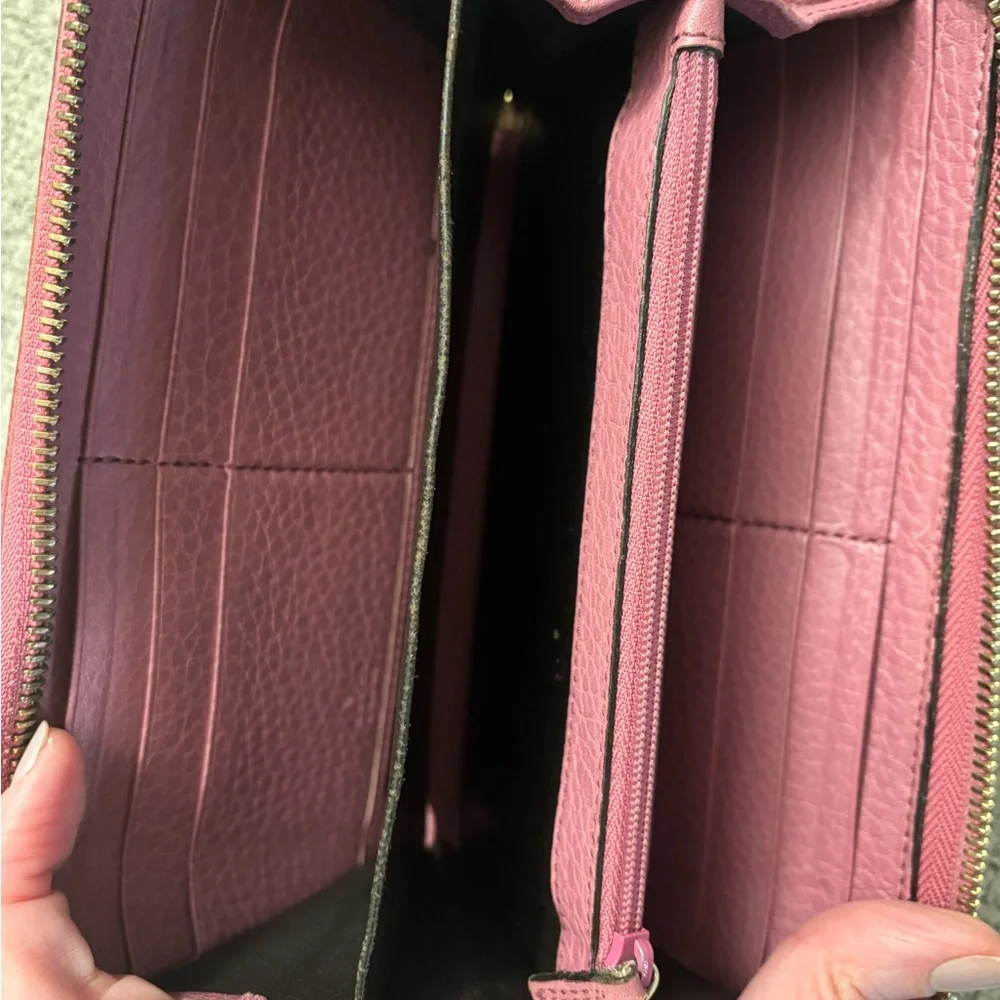 Gucci GG Soho Mauve Leather Zip Wallet with Tassel - Picture 9 of 16